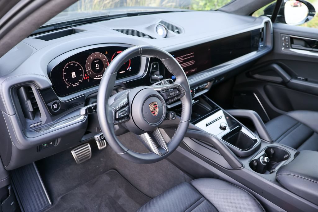 Certified 2025 Porsche Cayenne GTS AWD/4WD image 4