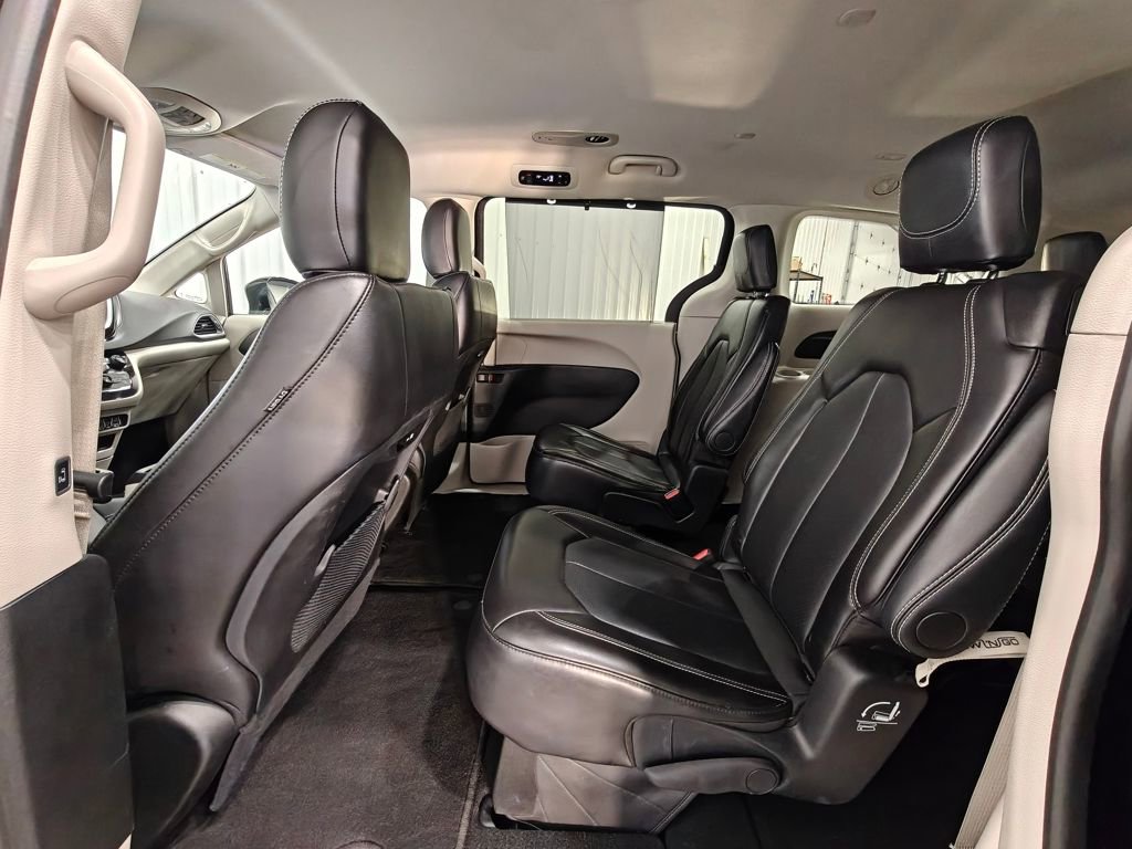 Used 2024 Chrysler Pacifica Touring-L image 26