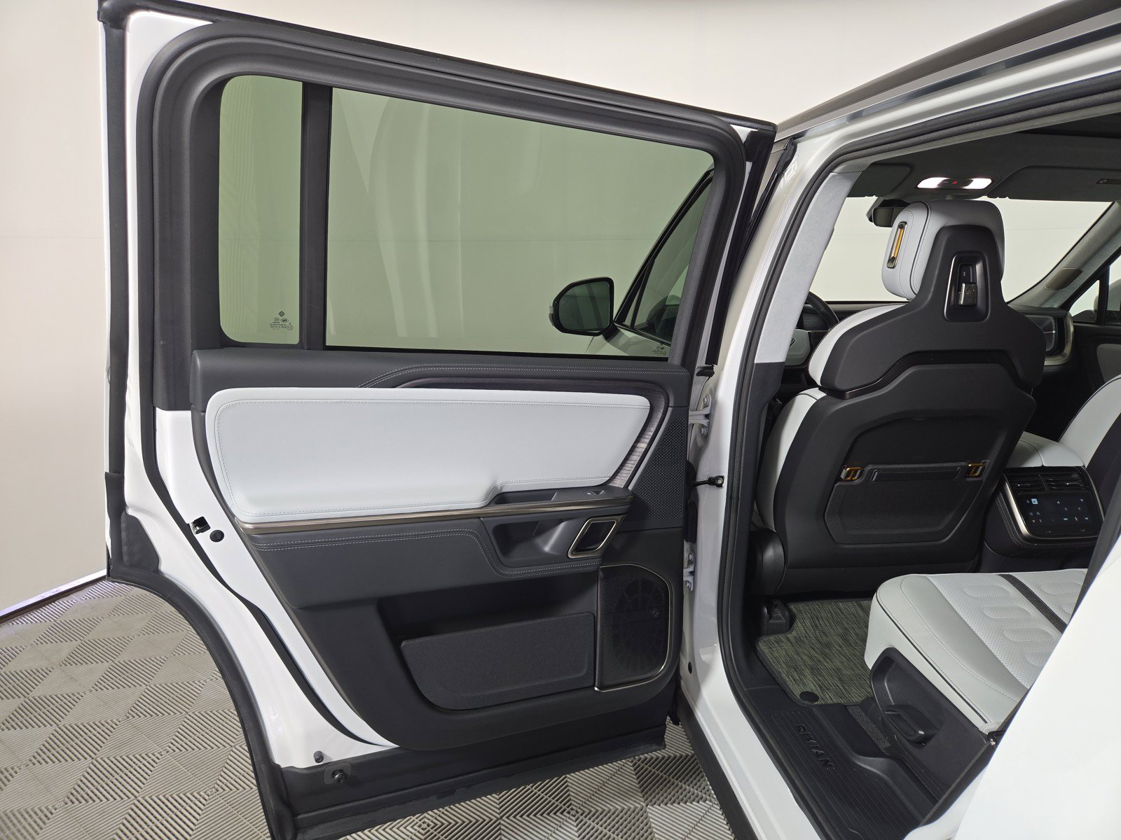 Used 2024 Rivian R1S Adventure AWD/4WD image 17