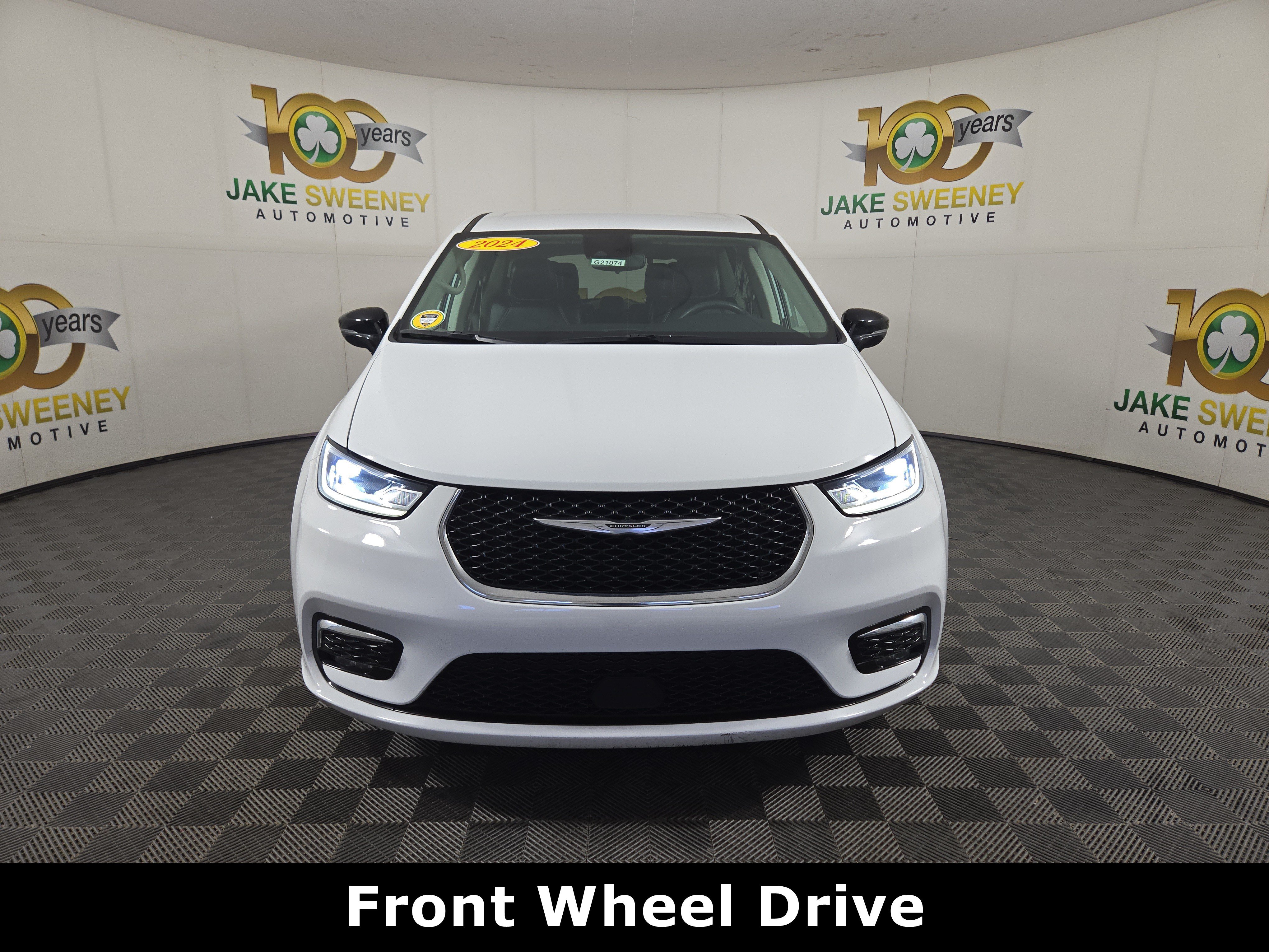 Used 2024 Chrysler Pacifica Limited FWD image 2