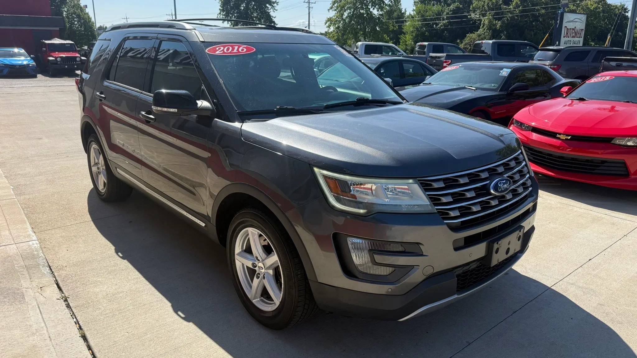 Used 2016 Ford Explorer XLT w/ Equipment Group 202A AWD/4WD image 2
