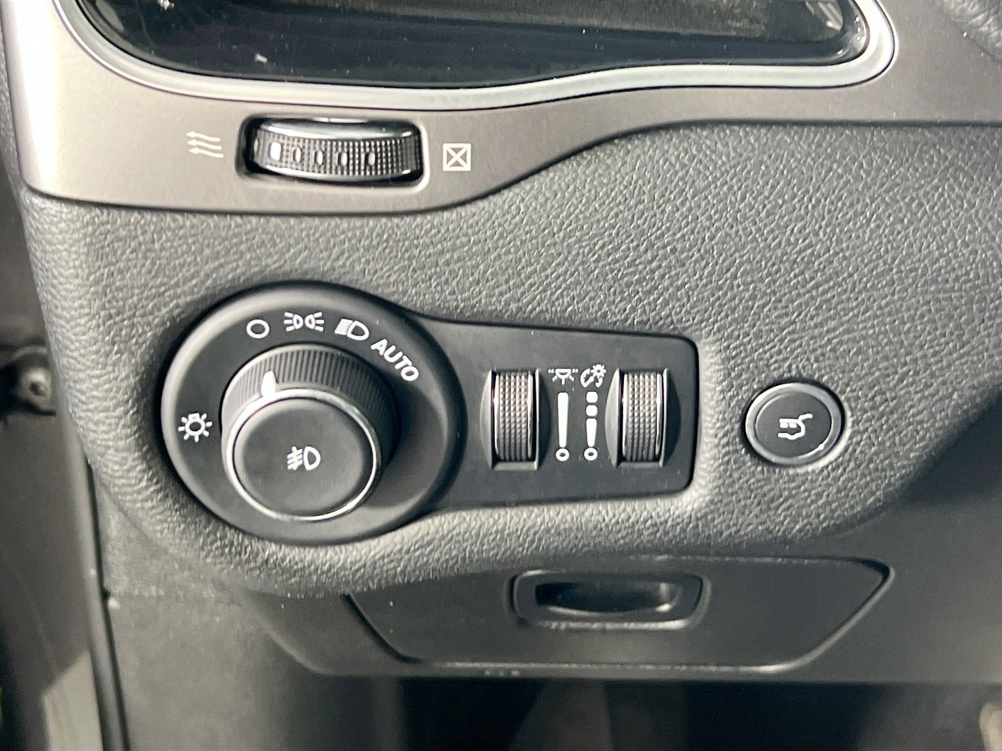 Used 2022 Jeep Cherokee Limited AWD/4WD image 10