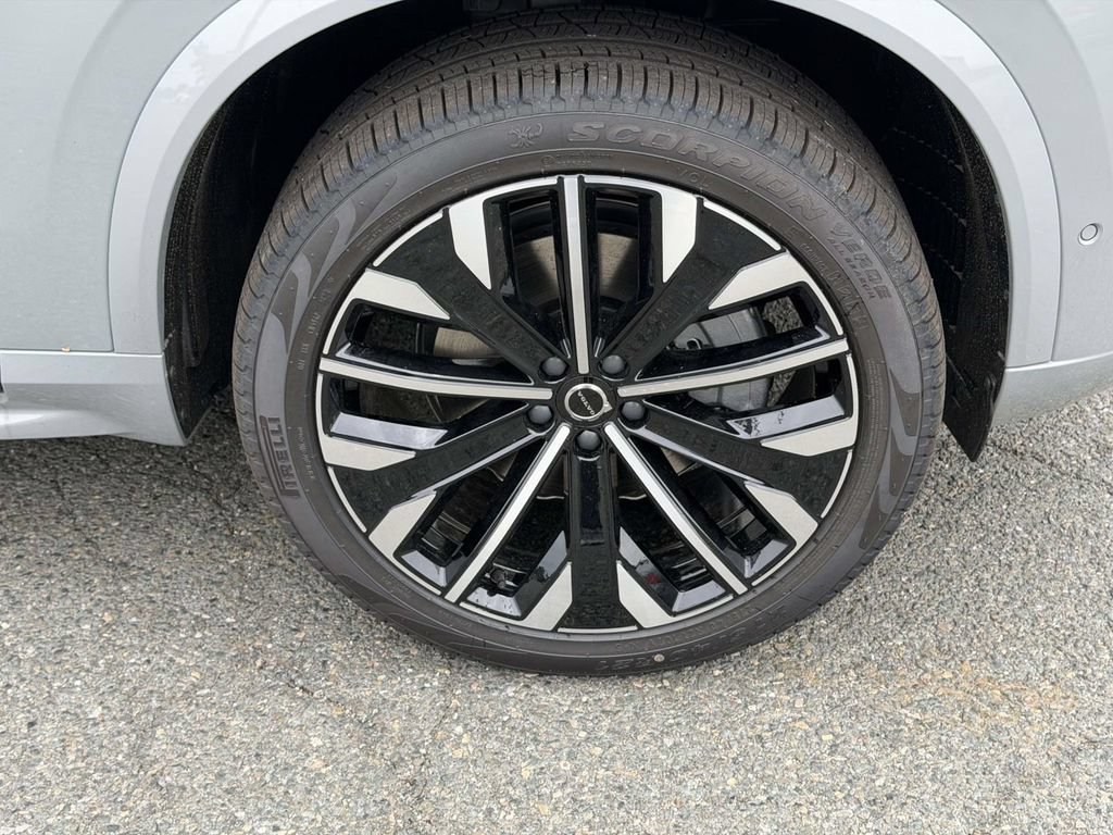 New 2026 Volvo XC90 B5 Plus w/ Protection Package Premier AWD/4WD image 24