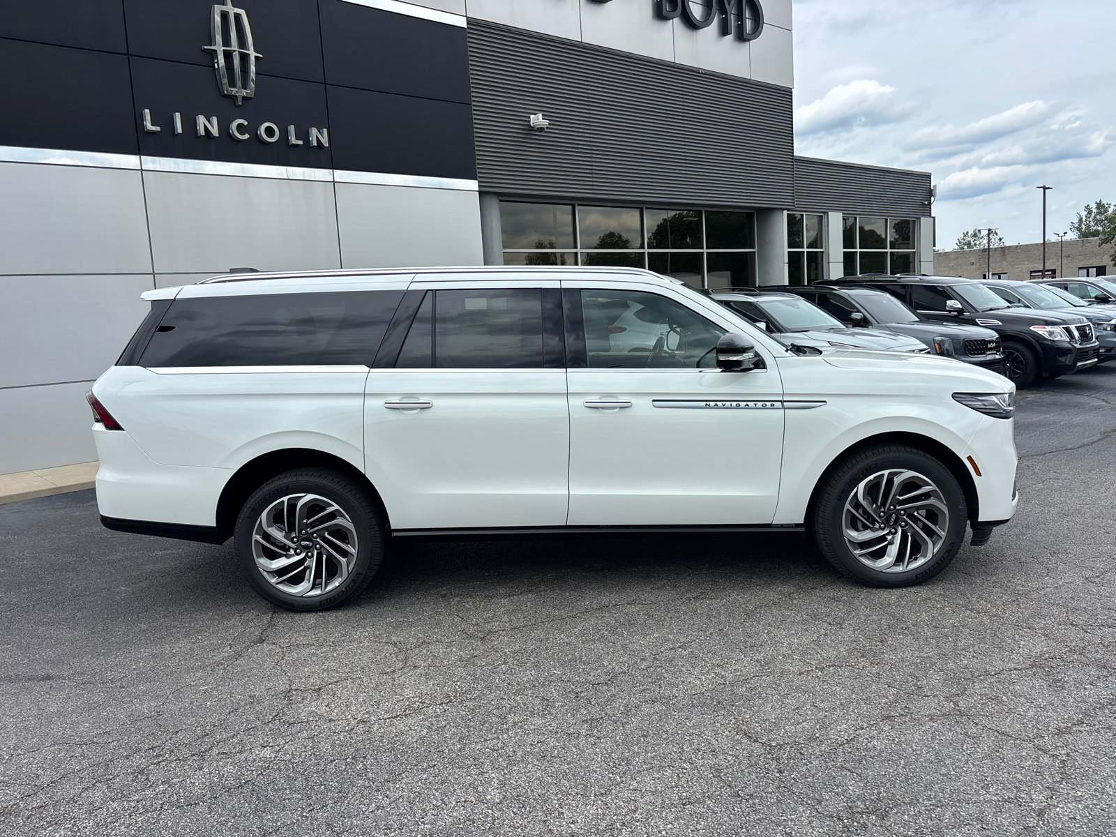 New 2026 Lincoln Navigator L Reserve AWD/4WD image 8