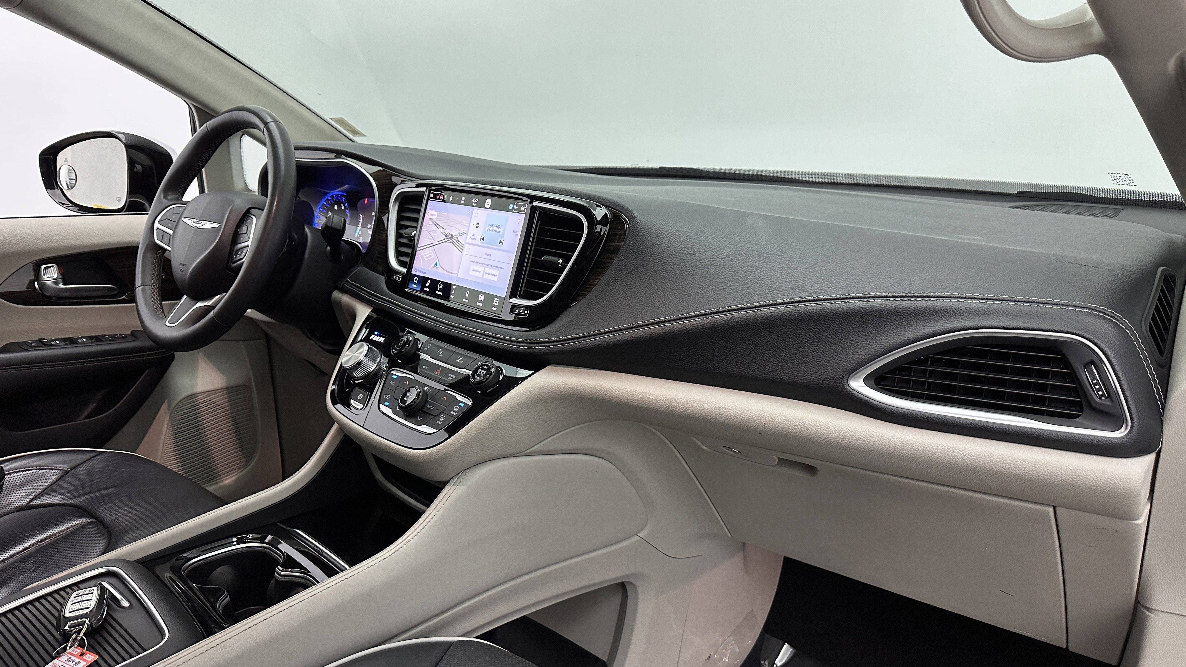 Used 2023 Chrysler Pacifica Limited image 37