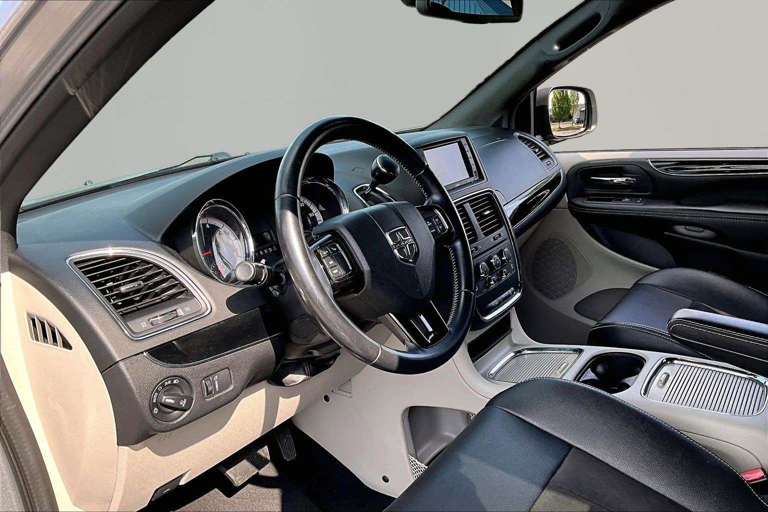 Used 2020 Dodge Grand Caravan SXT FWD image 17