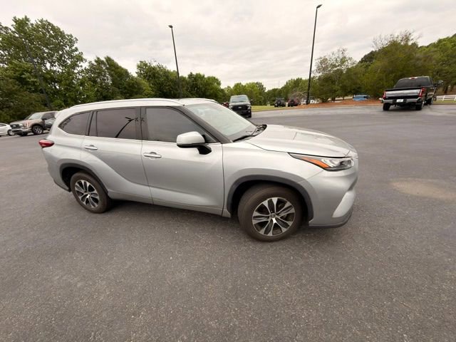 Used 2020 Toyota Highlander XLE FWD image 12