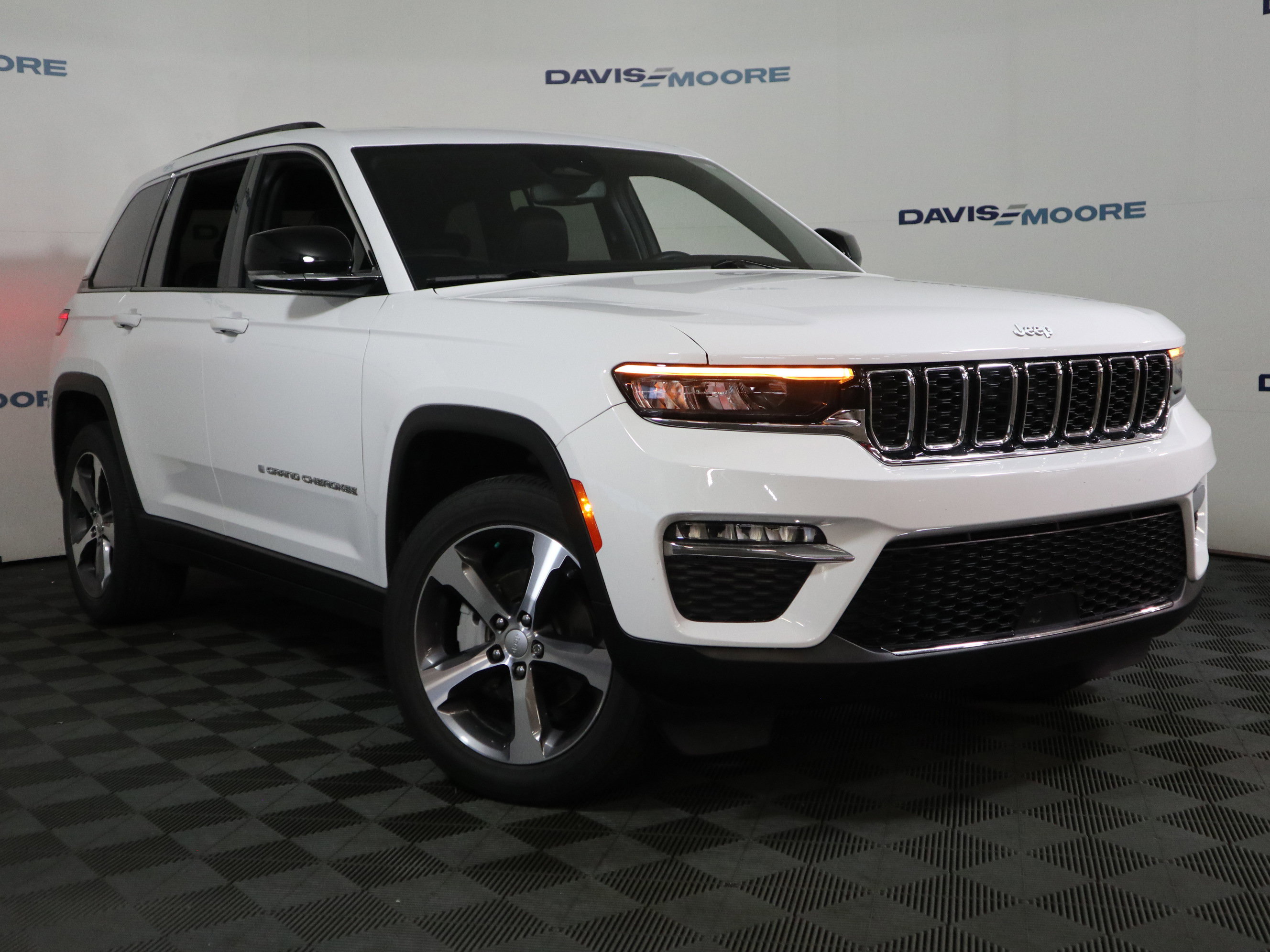 Used 2024 Jeep Grand Cherokee Limited w/ Trailer Tow Package AWD/4WD image 2