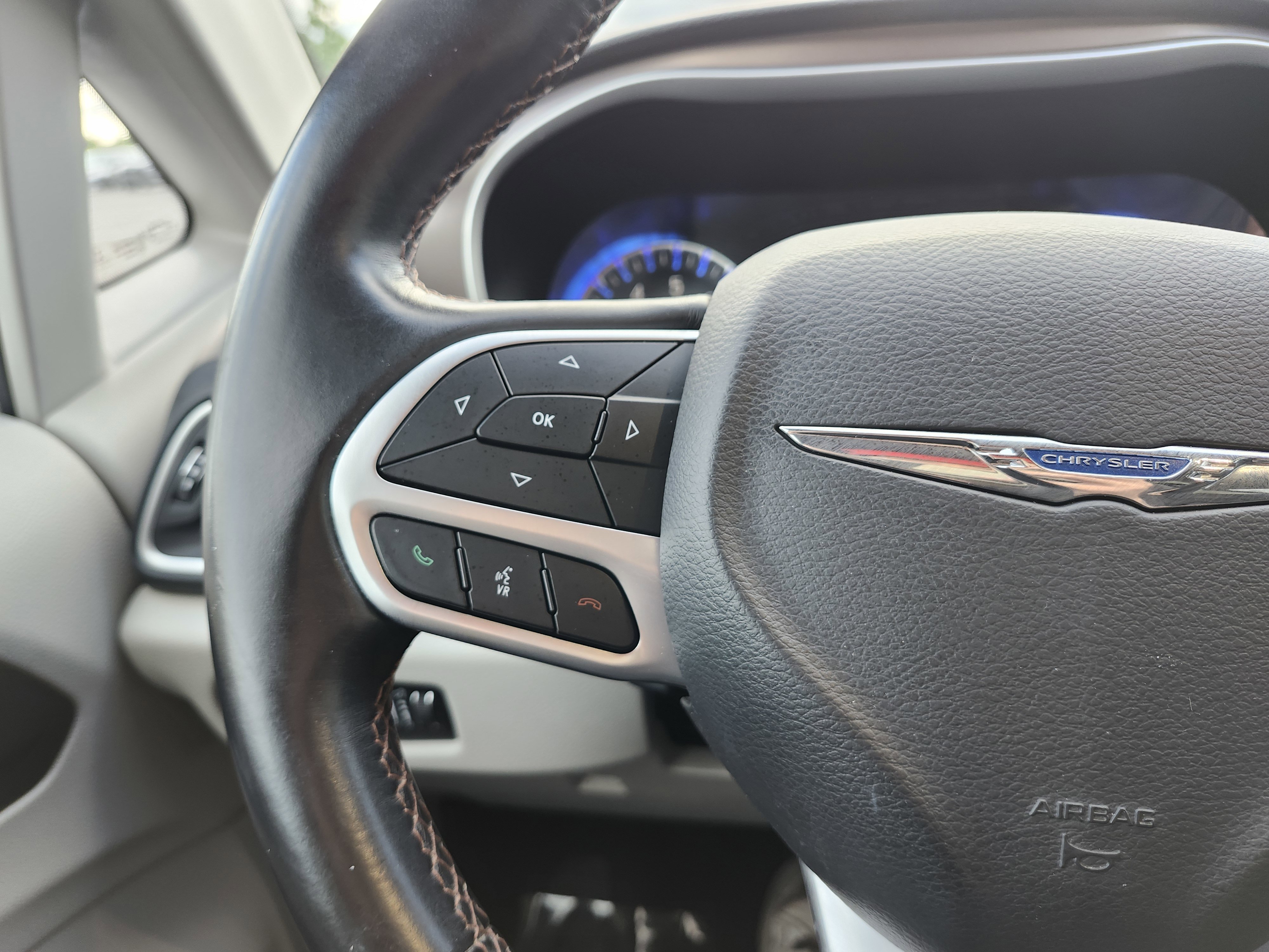 Used 2017 Chrysler Pacifica Touring-L FWD image 37