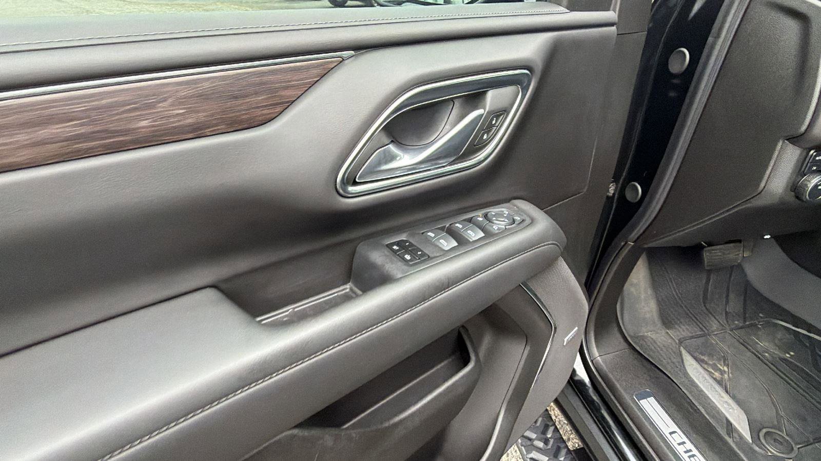 Used 2024 Chevrolet Suburban Z71 w/ Luxury Package AWD/4WD image 12