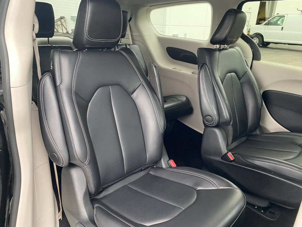 Used 2023 Chrysler Pacifica Touring-L FWD image 23