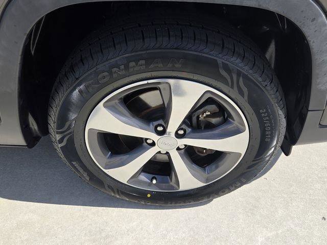 Used 2019 Jeep Cherokee Limited AWD/4WD image 16