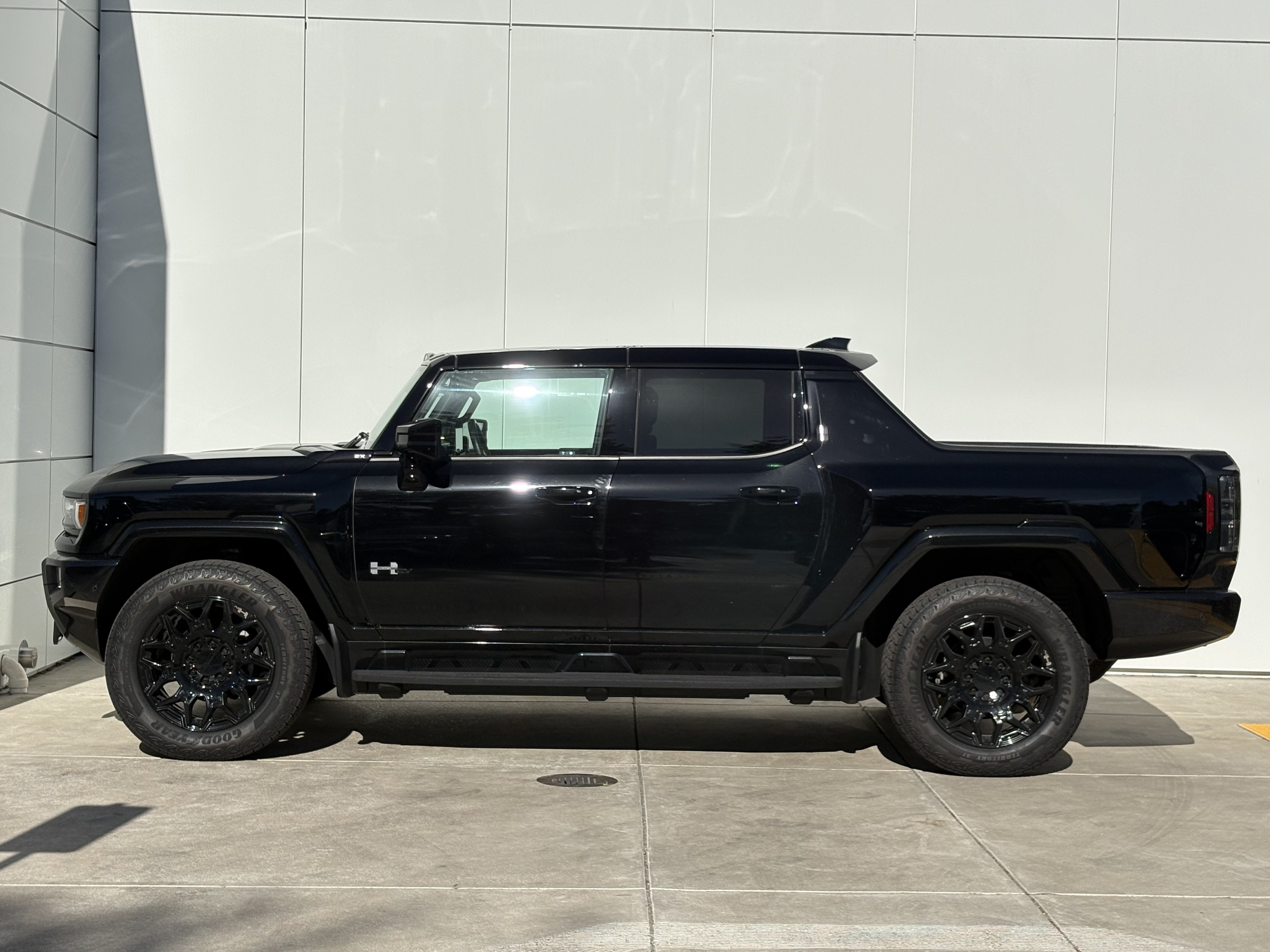 Used 2025 GMC Hummer EV 2X AWD/4WD image 4