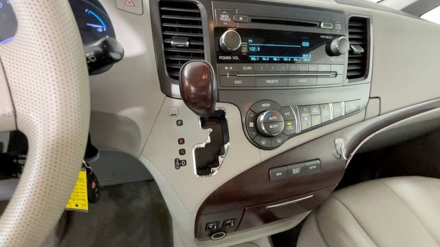 Used 2012 Toyota Sienna XLE FWD image 28