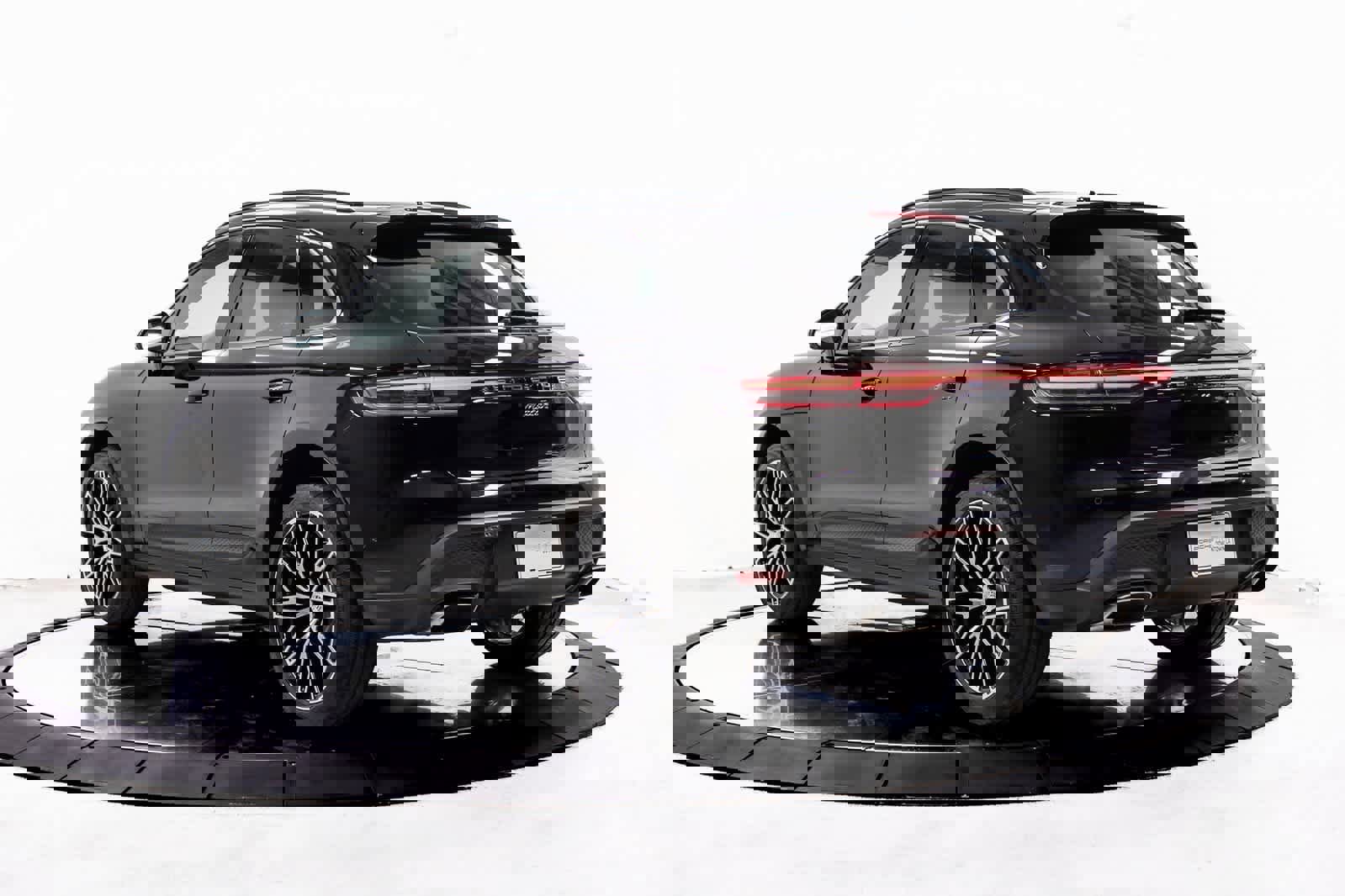 Certified 2025 Porsche Macan image 3