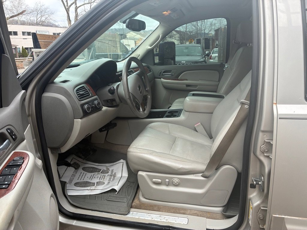 Used 2007 GMC Yukon XL 2500 SLT w/ SLT Preferred Equipment Group image 7