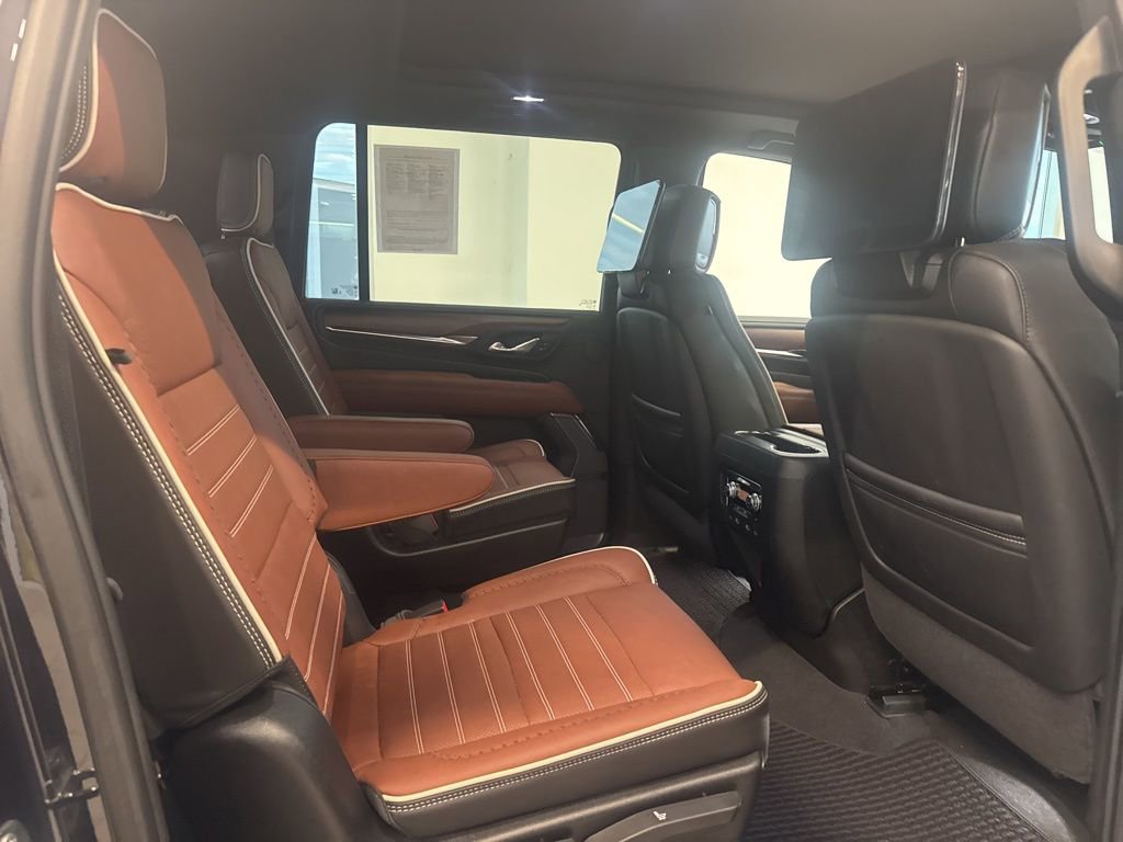 Used 2023 GMC Yukon XL Denali Ultimate AWD/4WD image 9
