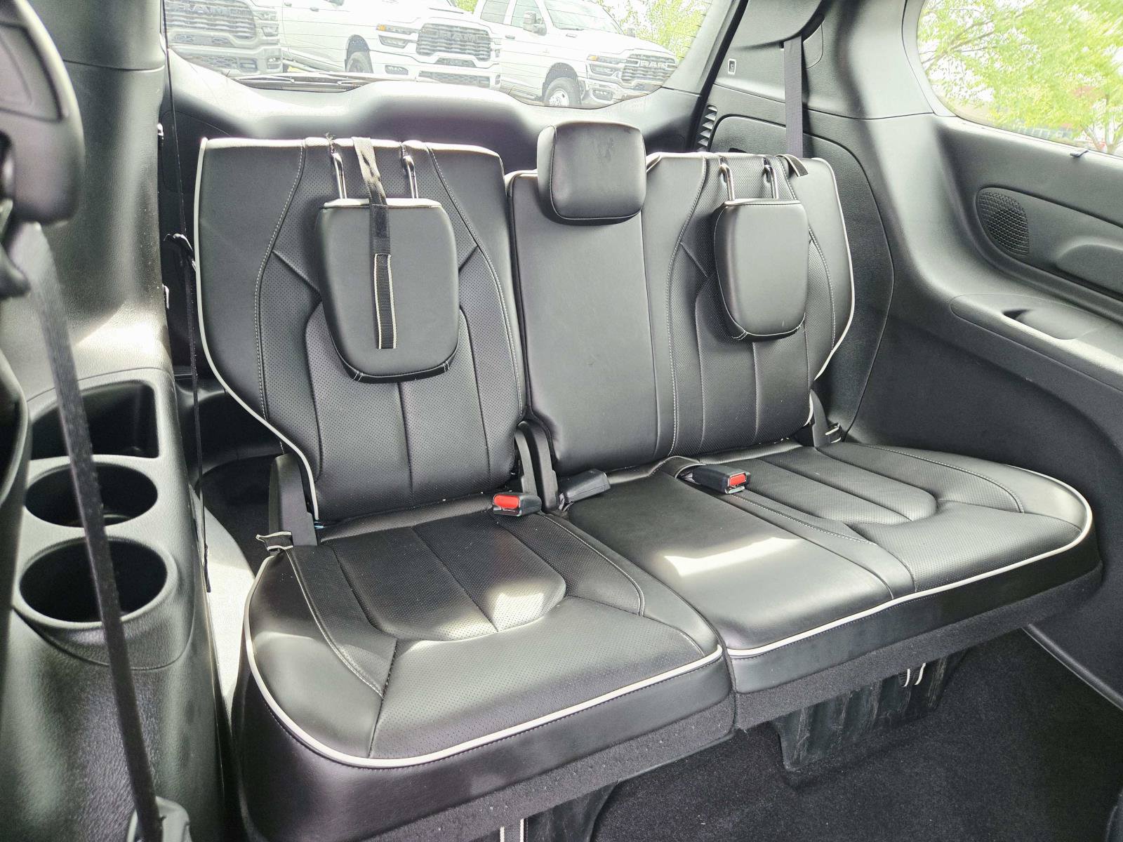 Used 2025 Chrysler Pacifica Limited FWD image 17