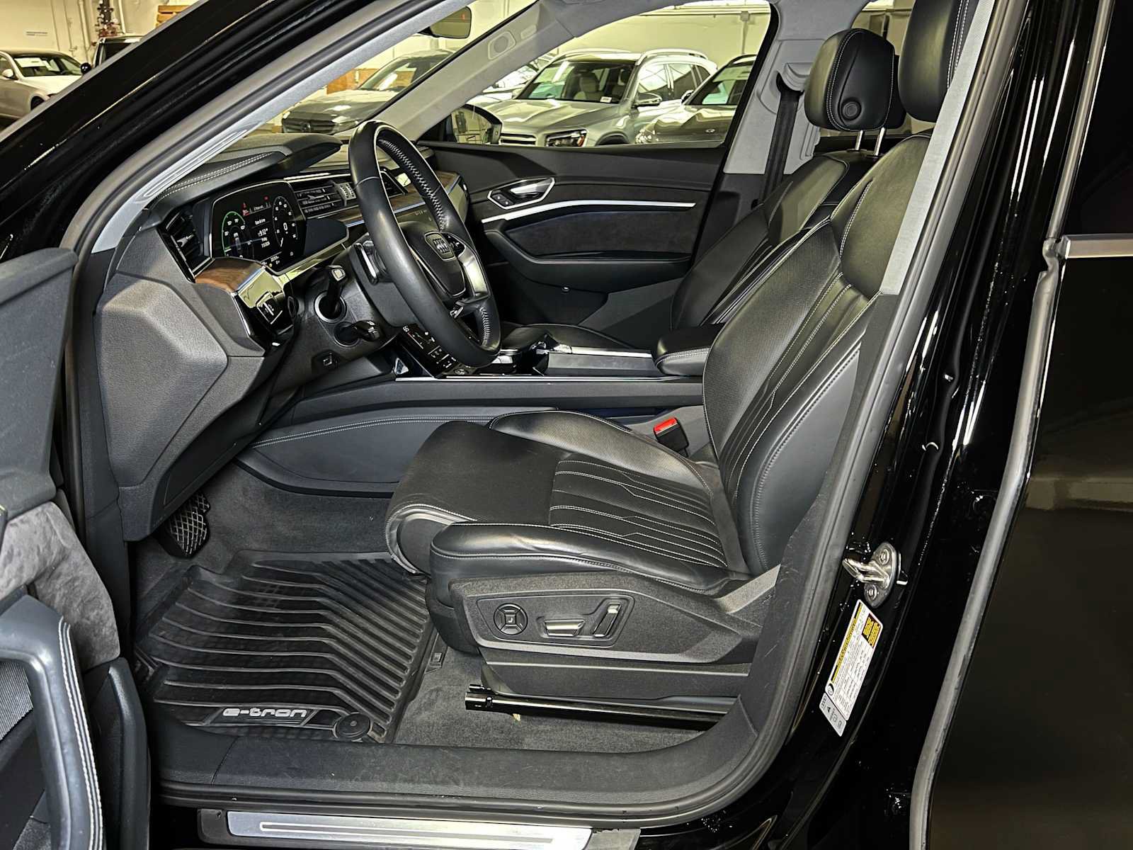 Used 2019 Audi e-tron Prestige w/ Prestige Package AWD/4WD image 33