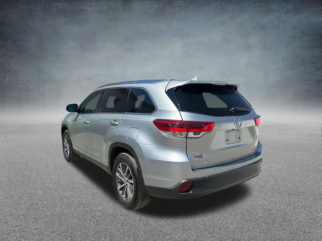 Used 2019 Toyota Highlander XLE AWD/4WD image 3