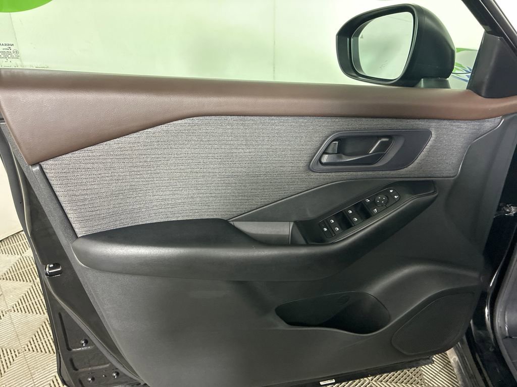 Used 2023 Nissan Rogue S AWD/4WD image 22
