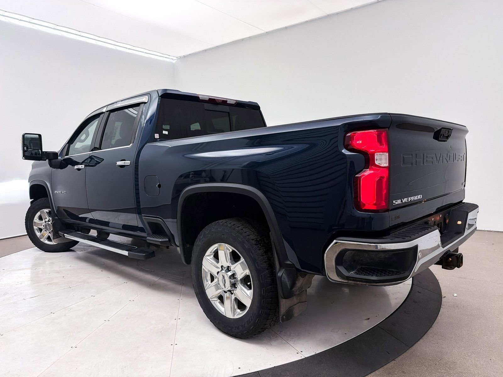 Used 2020 Chevrolet Silverado 2500 LTZ w/ LTZ Premium Package image 9