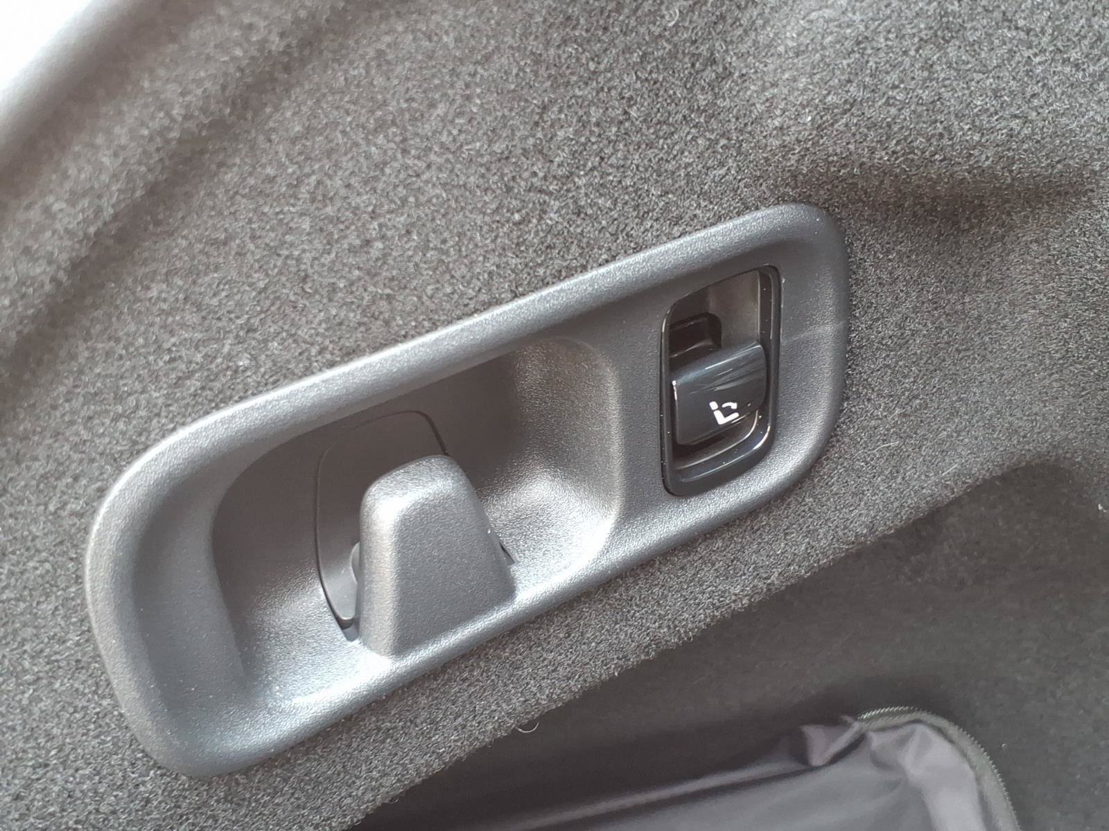 Used 2025 Mercedes-Benz C 300 4MATIC Sedan image 34