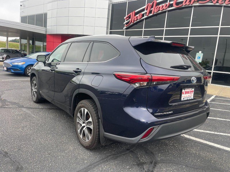 Used 2022 Toyota Highlander XLE AWD/4WD image 4