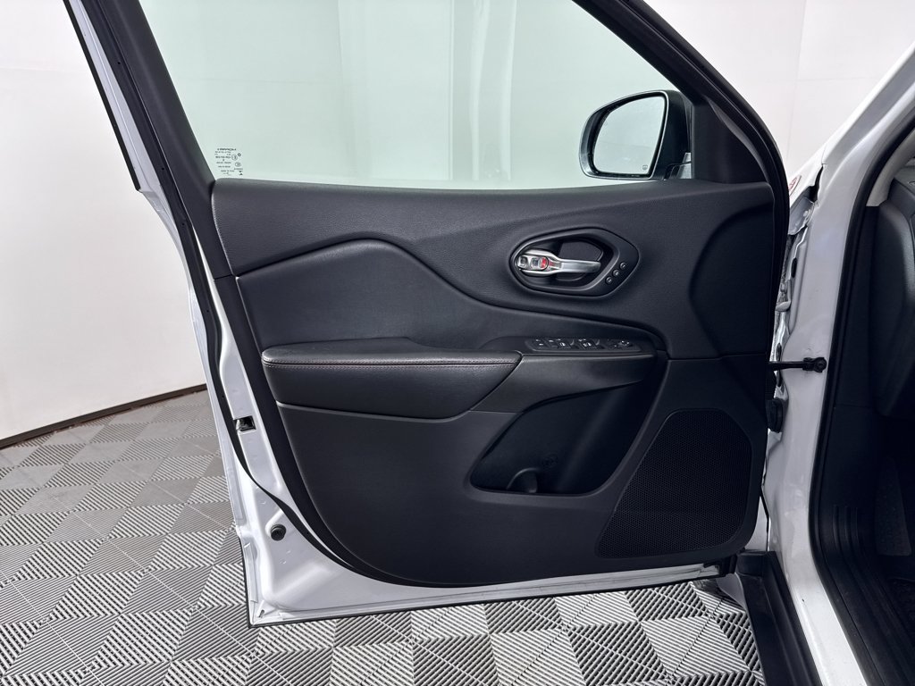 Used 2019 Jeep Cherokee Trailhawk AWD/4WD image 28