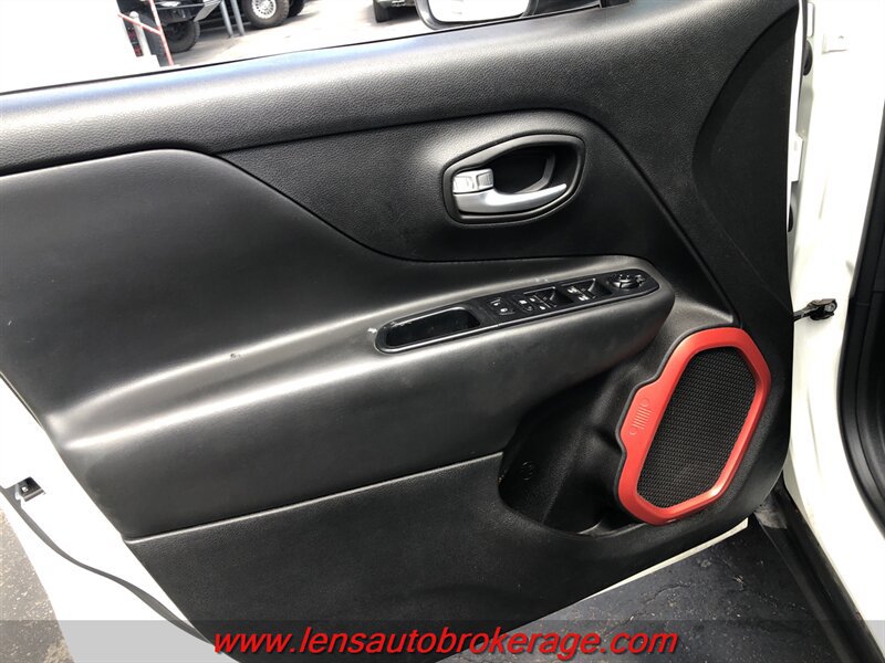 Used 2019 Jeep Renegade Trailhawk AWD/4WD image 9