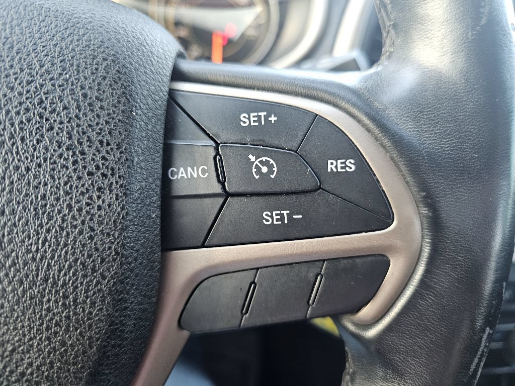 Used 2016 Jeep Cherokee Latitude w/ Safety/Convenience Group AWD/4WD image 35