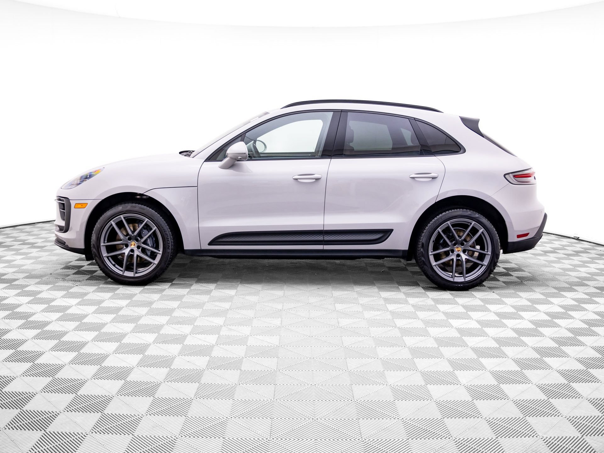 Used 2023 Porsche Macan AWD/4WD image 2
