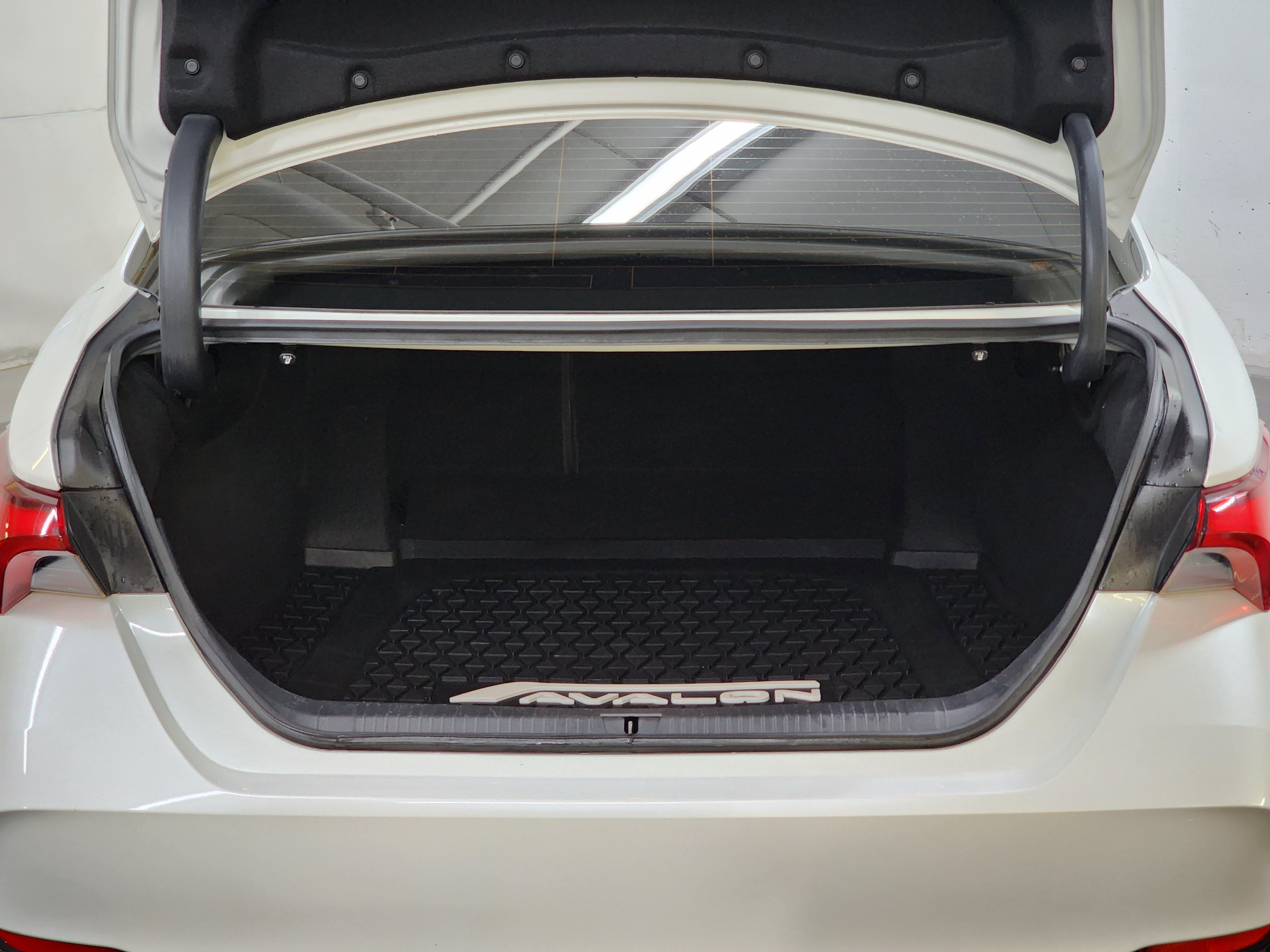 Used 2019 Toyota Avalon XSE w/ All Weather Liner Package FWD image 8