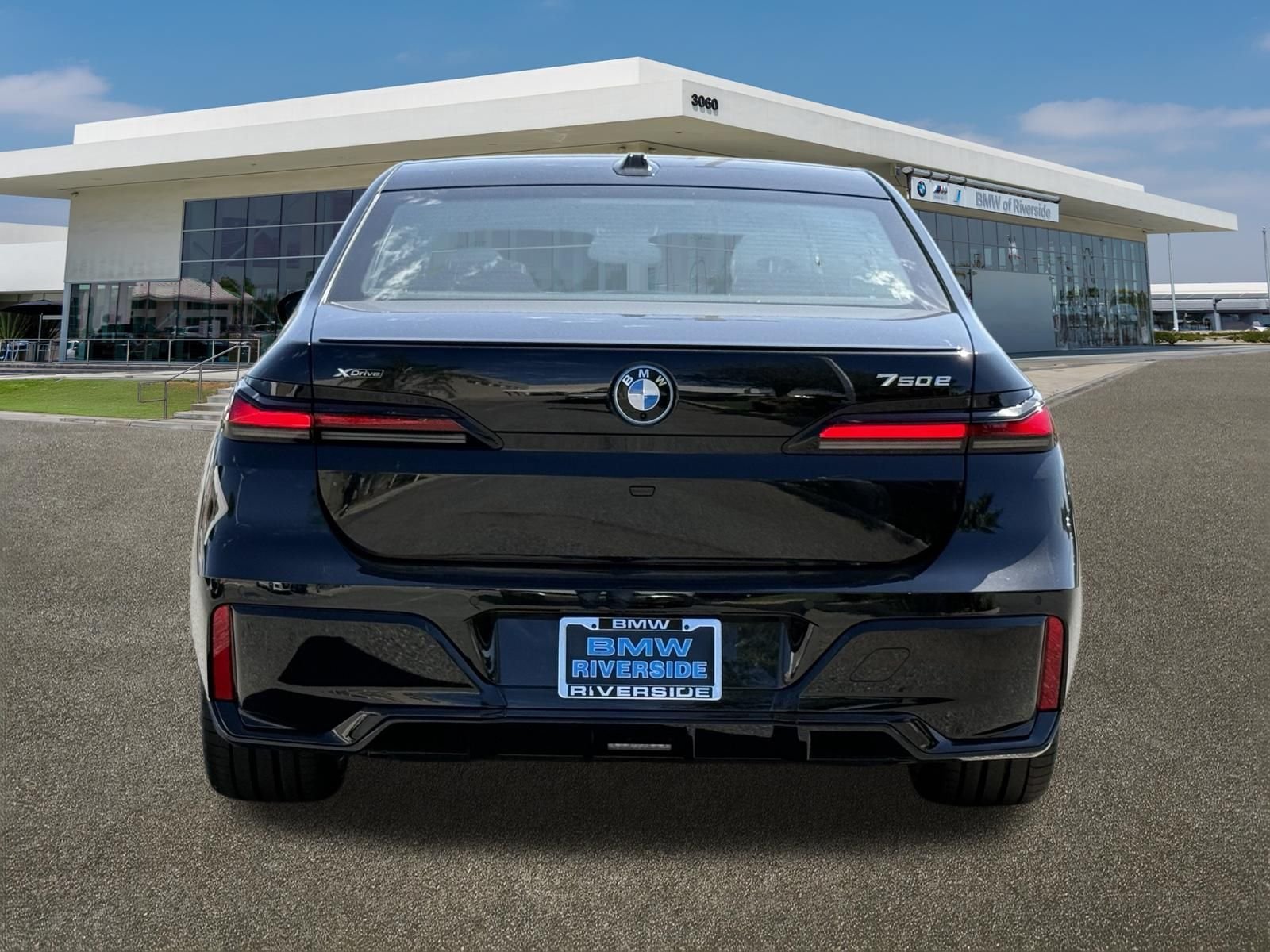 New 2026 BMW 750e xDrive w/ Premium Package AWD/4WD image 9