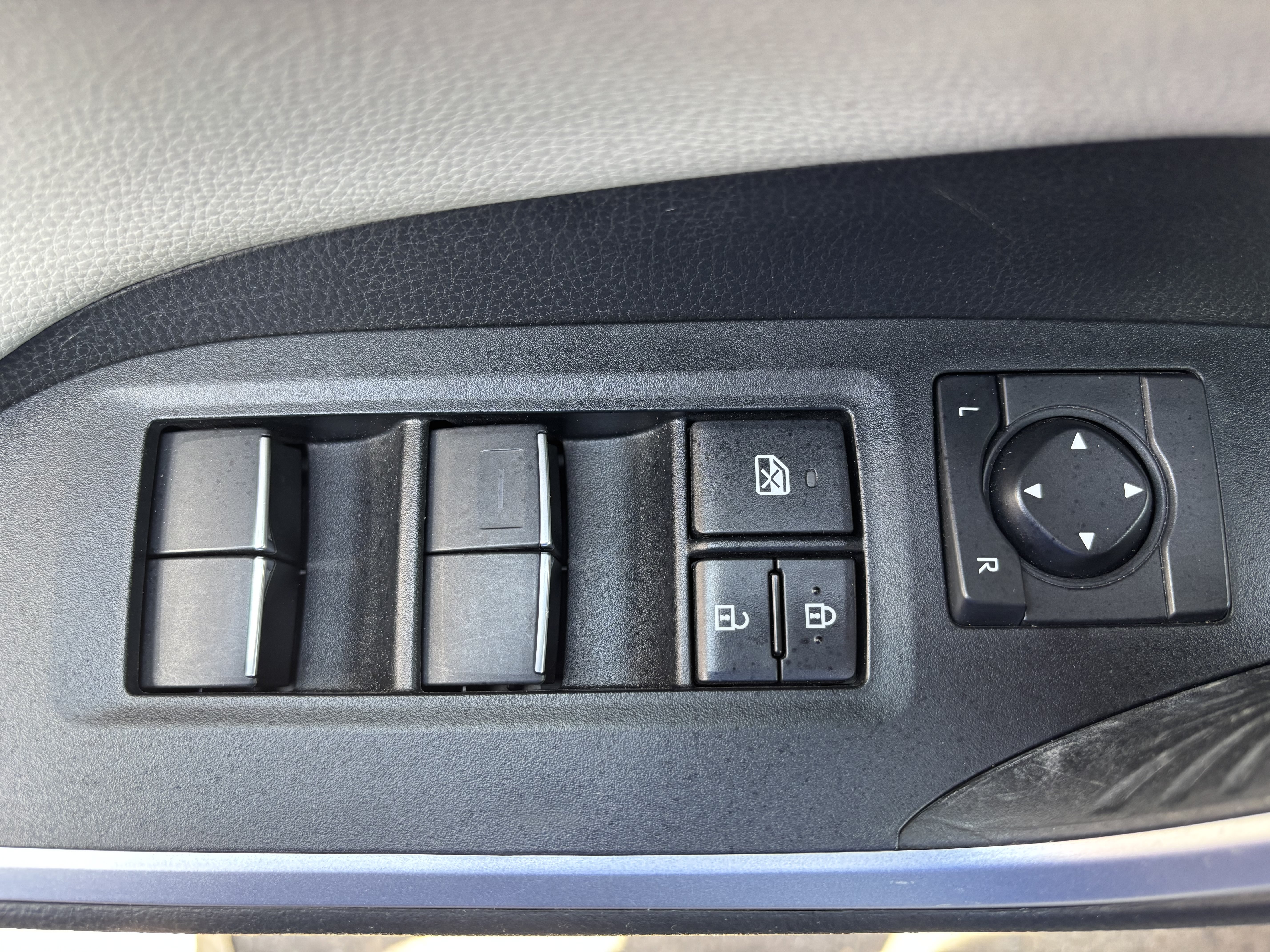 Used 2019 Toyota RAV4 Limited w/ Protection Package AWD/4WD image 17