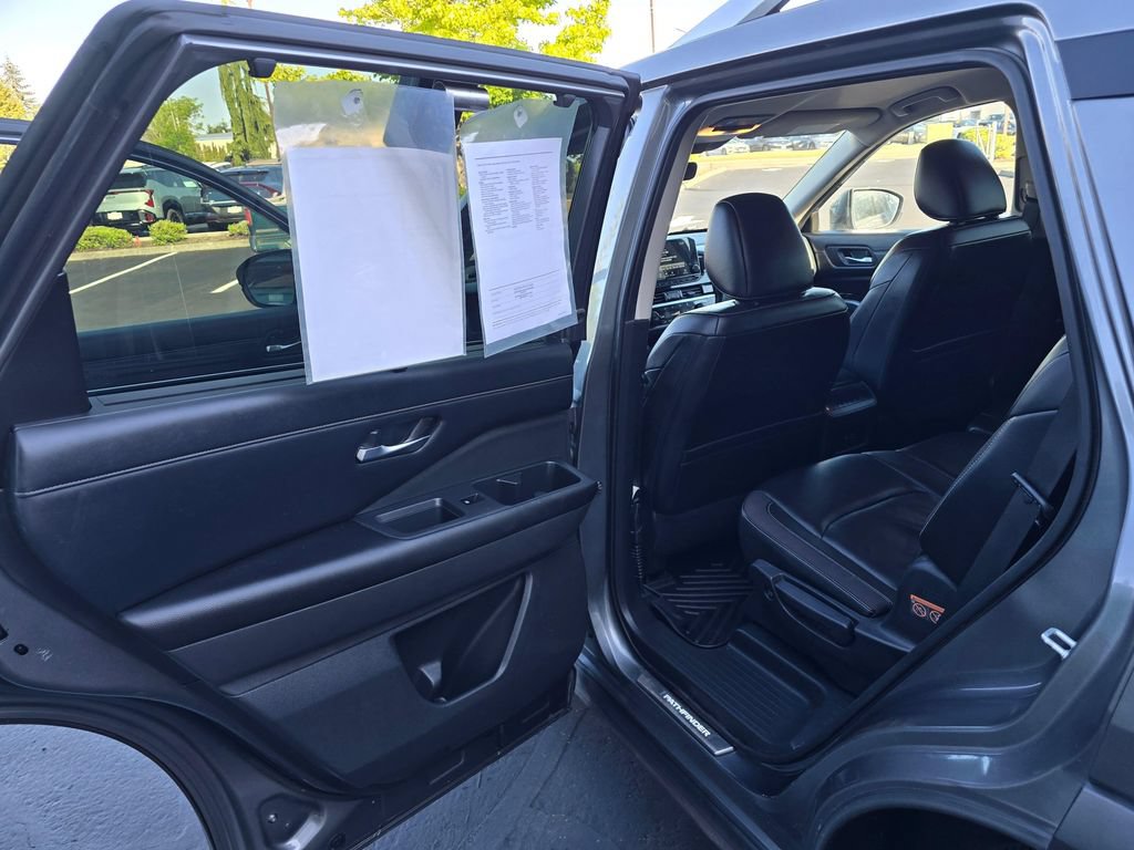 Used 2023 Nissan Pathfinder SL w/ Lighting Package (N92) FWD image 9