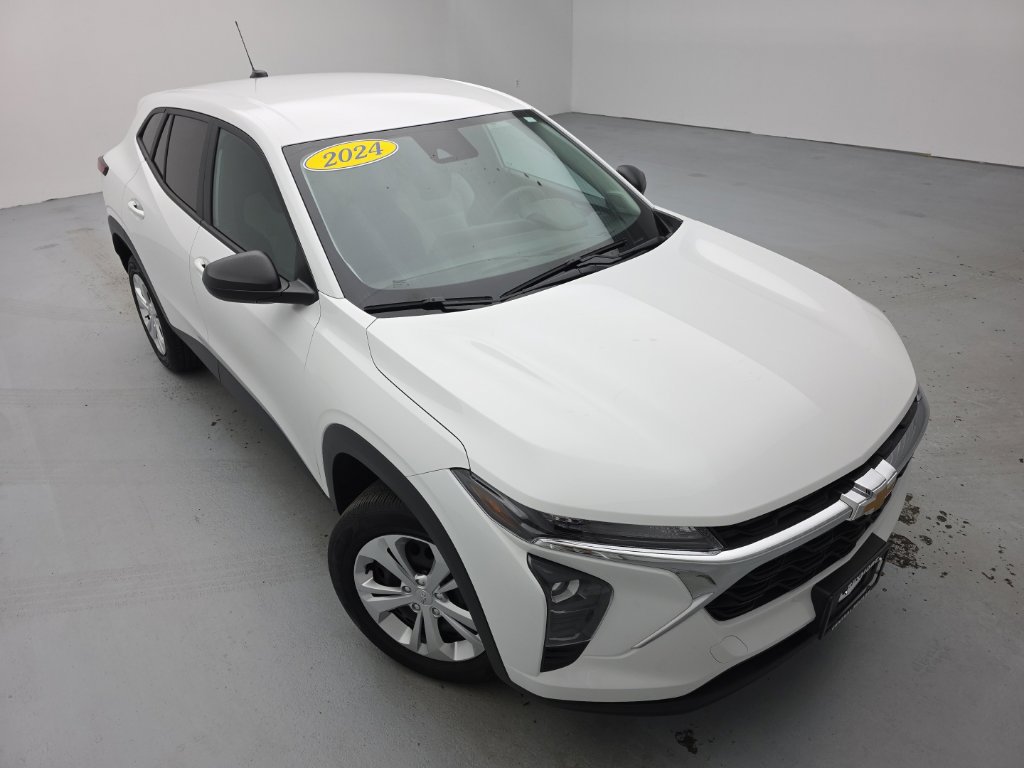 Used 2024 Chevrolet Trax LS FWD image 2