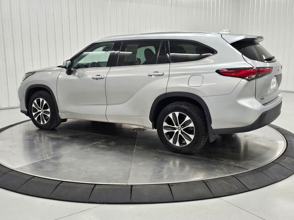 Used 2020 Toyota Highlander XLE AWD/4WD image 3