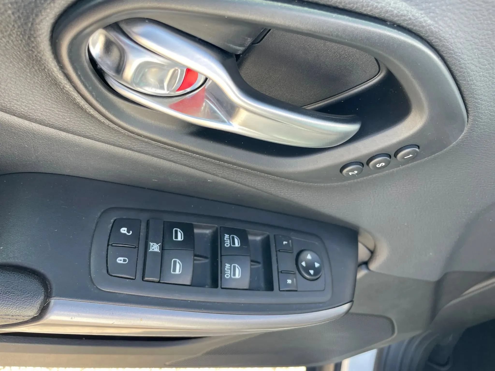 Used 2019 Jeep Cherokee Limited w/ Luxury Group FWD image 19