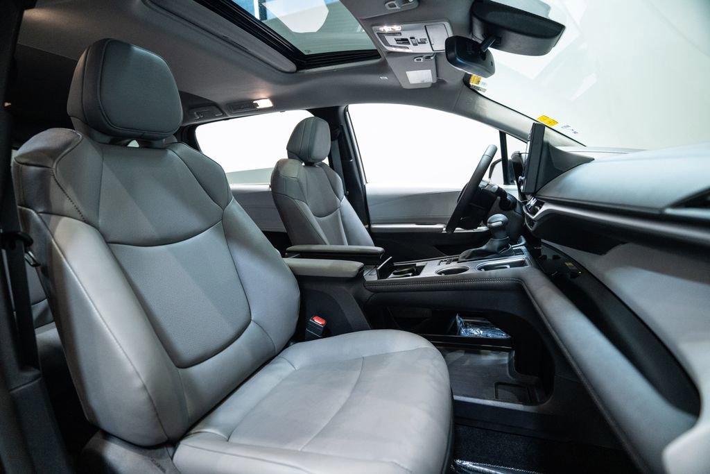 Used 2025 Toyota Sienna XLE AWD/4WD image 15