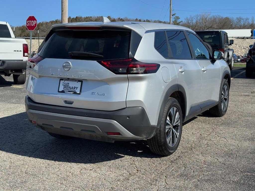 Used 2023 Nissan Rogue SV image 3