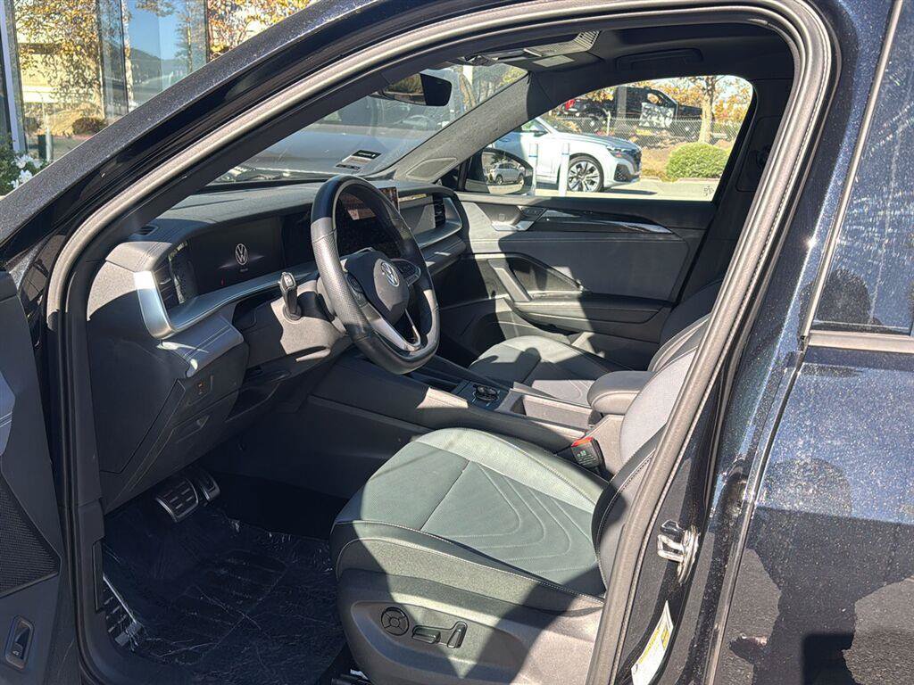 Used 2026 Volkswagen Tiguan SE R-Line FWD image 13
