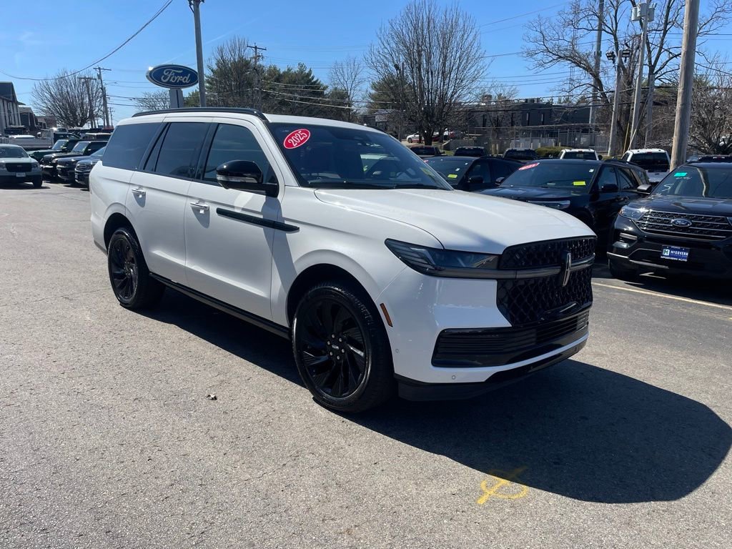 Used 2025 Lincoln Navigator Reserve w/ Jet Appearance Package image 9