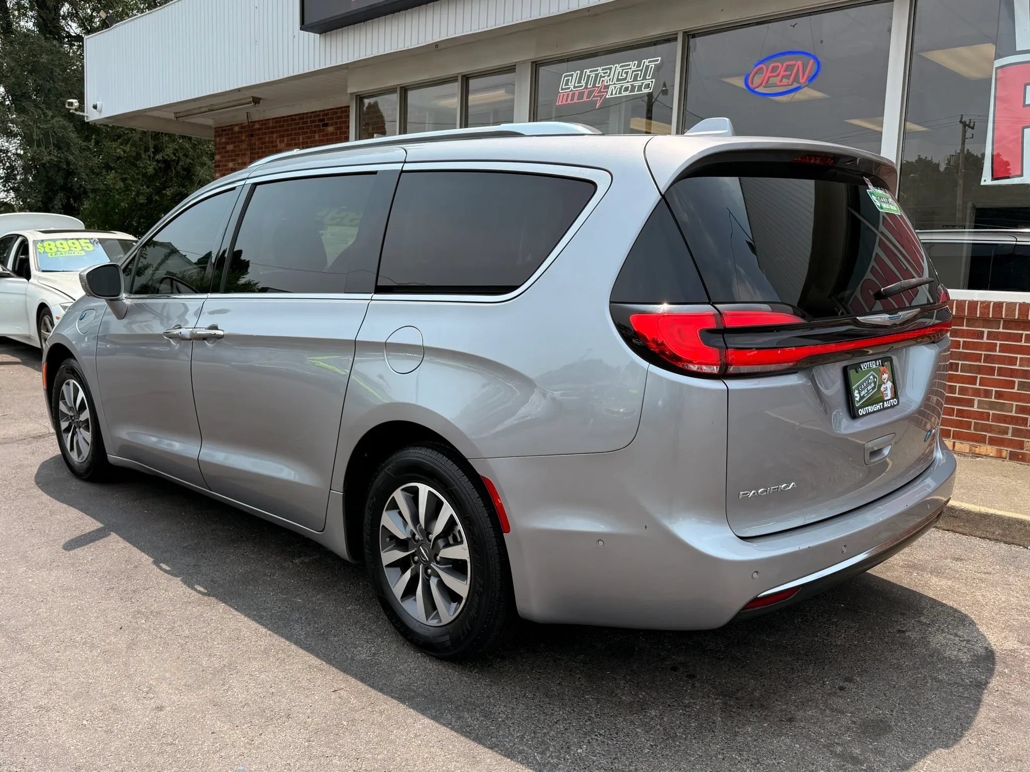 Used 2021 Chrysler Pacifica Touring-L FWD image 2