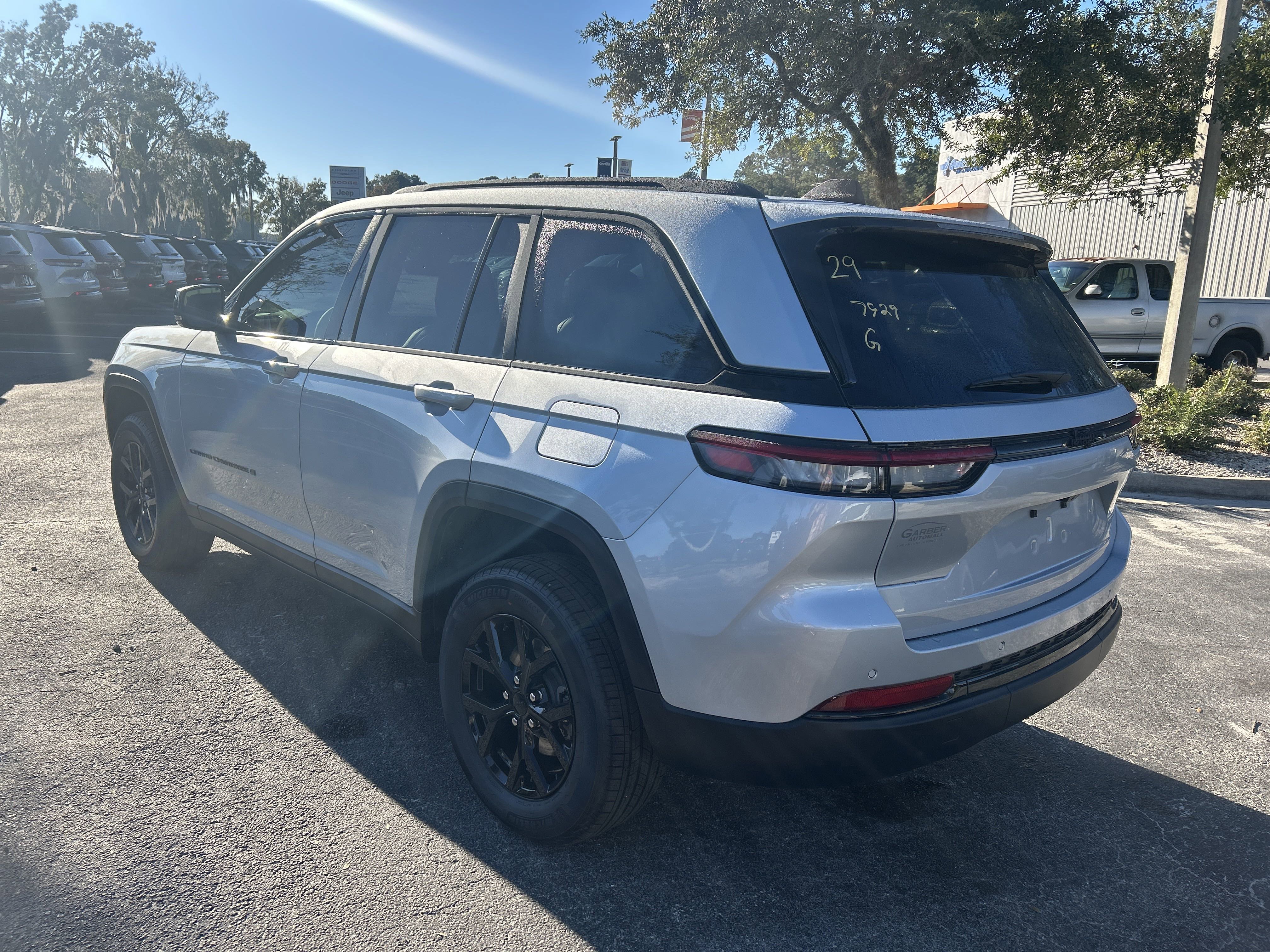 New 2025 Jeep Grand Cherokee Laredo image 9