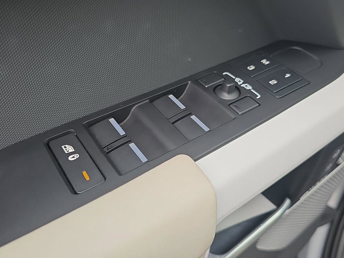 Used 2023 Land Rover Defender 130 SE image 26