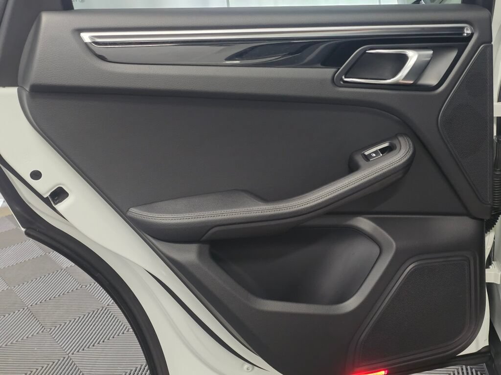Certified 2024 Porsche Macan AWD/4WD image 21