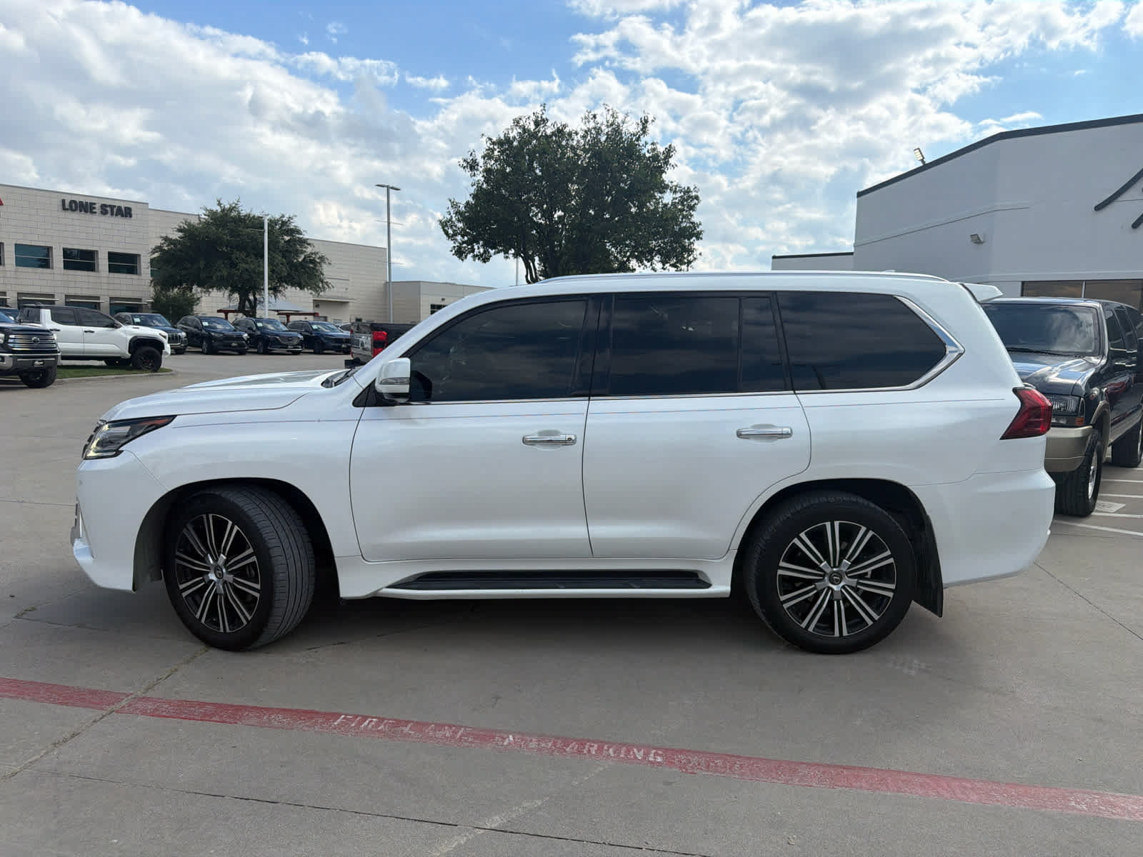 Used 2021 Lexus LX 570 4WD w/ Luxury Package image 2