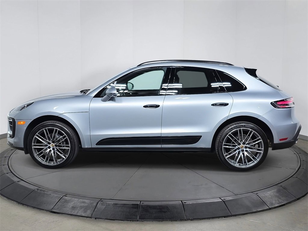 Certified 2025 Porsche Macan image 2
