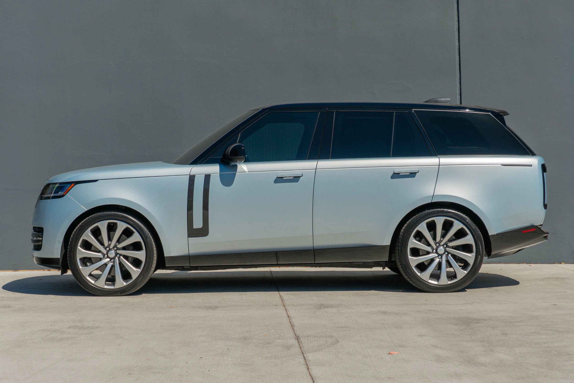 Used 2023 Land Rover Range Rover Autobiography image 2